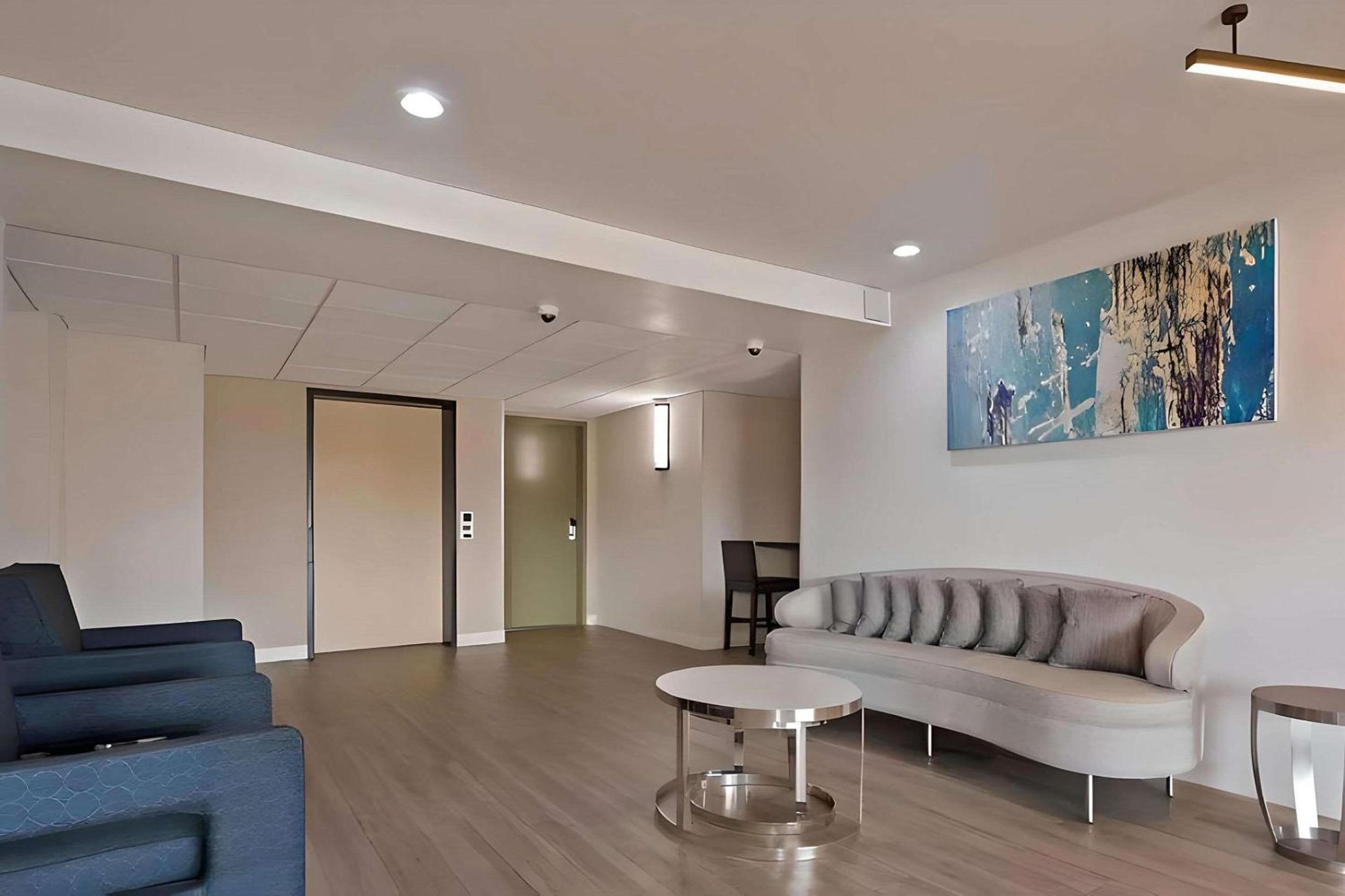 San Jose Vacations - Comfort Inn - Property Image 4