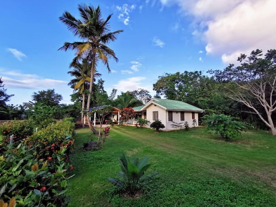 Casita Colonial con jardín