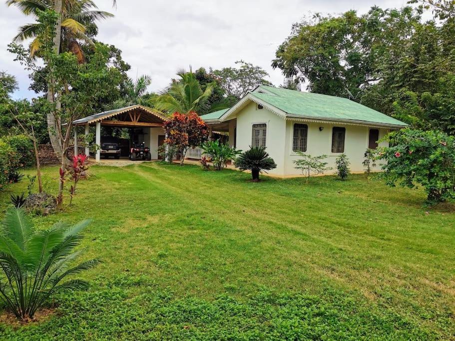 Casita Colonial con jardín