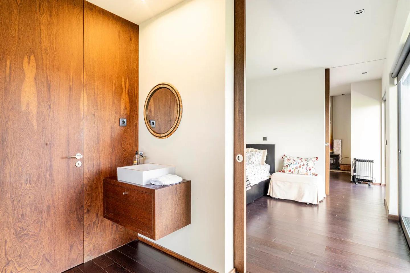 Casa Nova, casa de vacaciones con piscina en Guimarães — hotel room