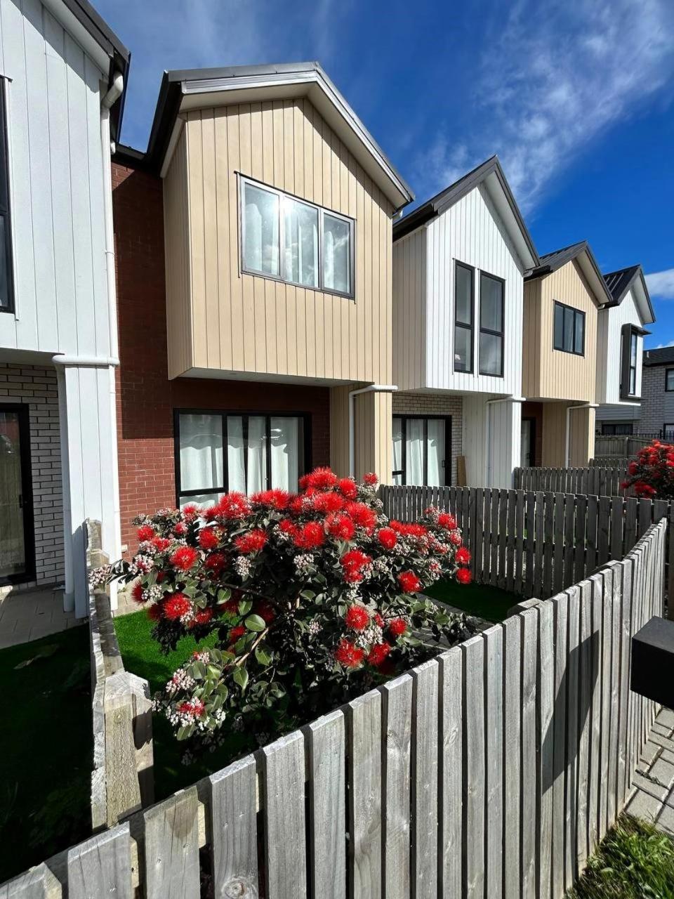 Entire Modern 2-Bedroom Townhouse -10 min to Airport & Sylvia Park view 2