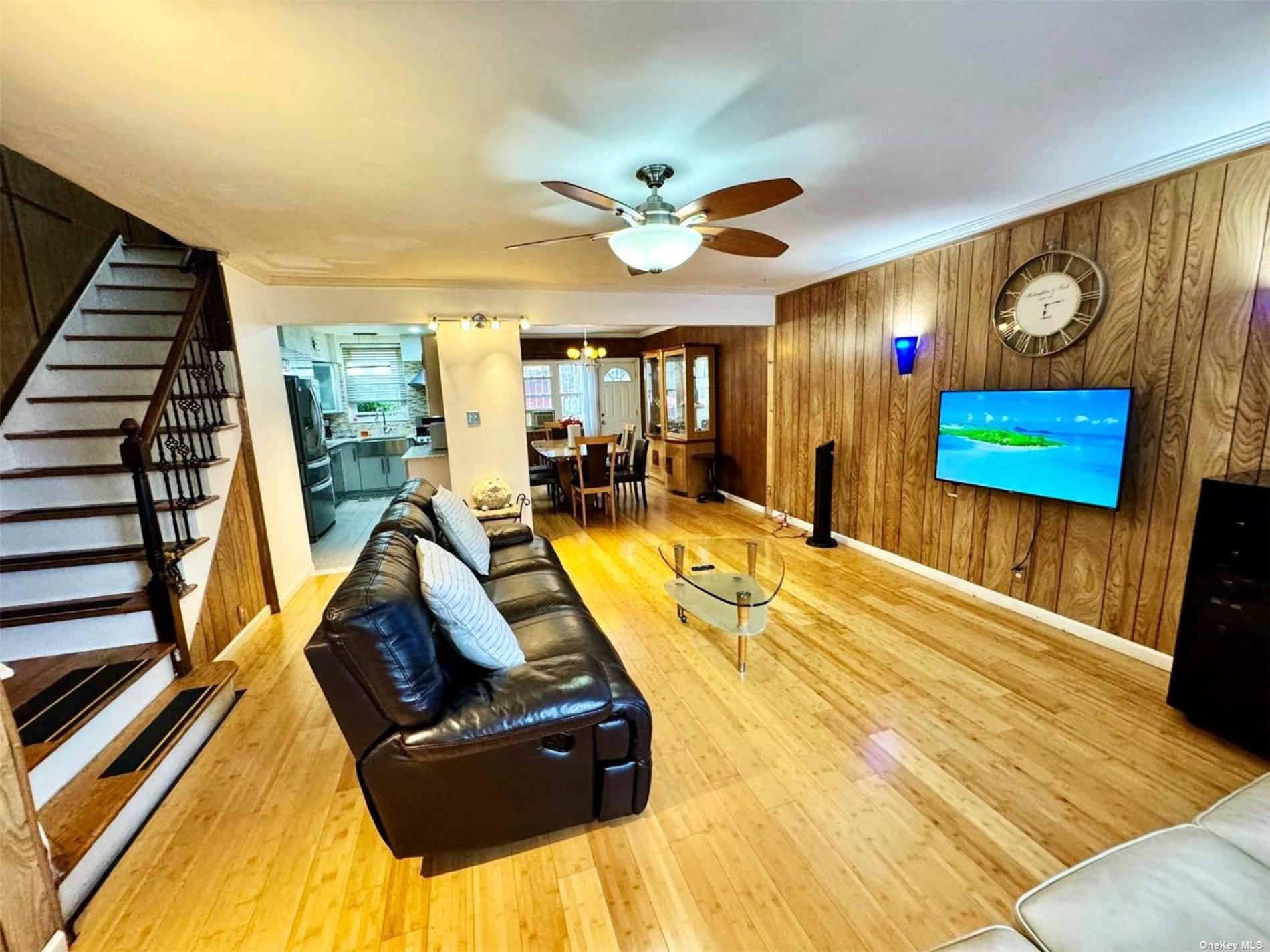 New York City Vacations - LGA airport 3 mins, 3 BR Duplex House, Parking and private backyard, 9mins subway! - Property Image 1