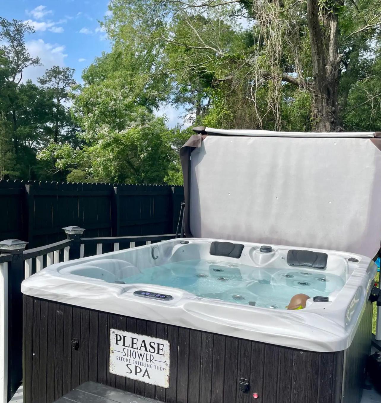 Tiny Home Hot Tub Privacy Fence Fire Pit Peaceful Neighborhood near Bogue Chitto State Park