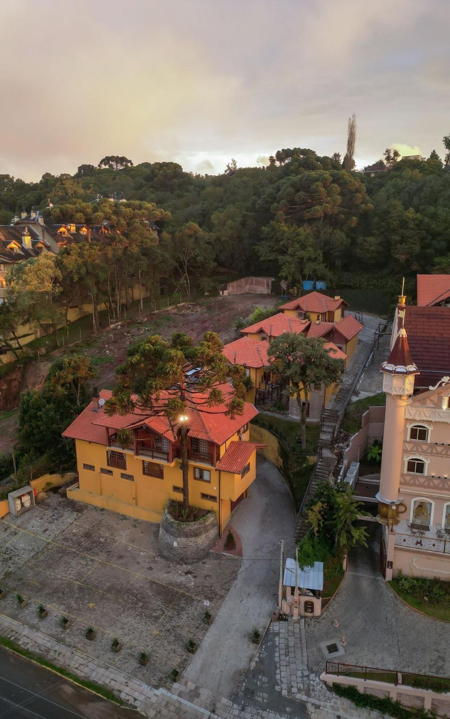 LOCAR-IN GRAMADO - Chalés e Apartamentos Hill Top Centro