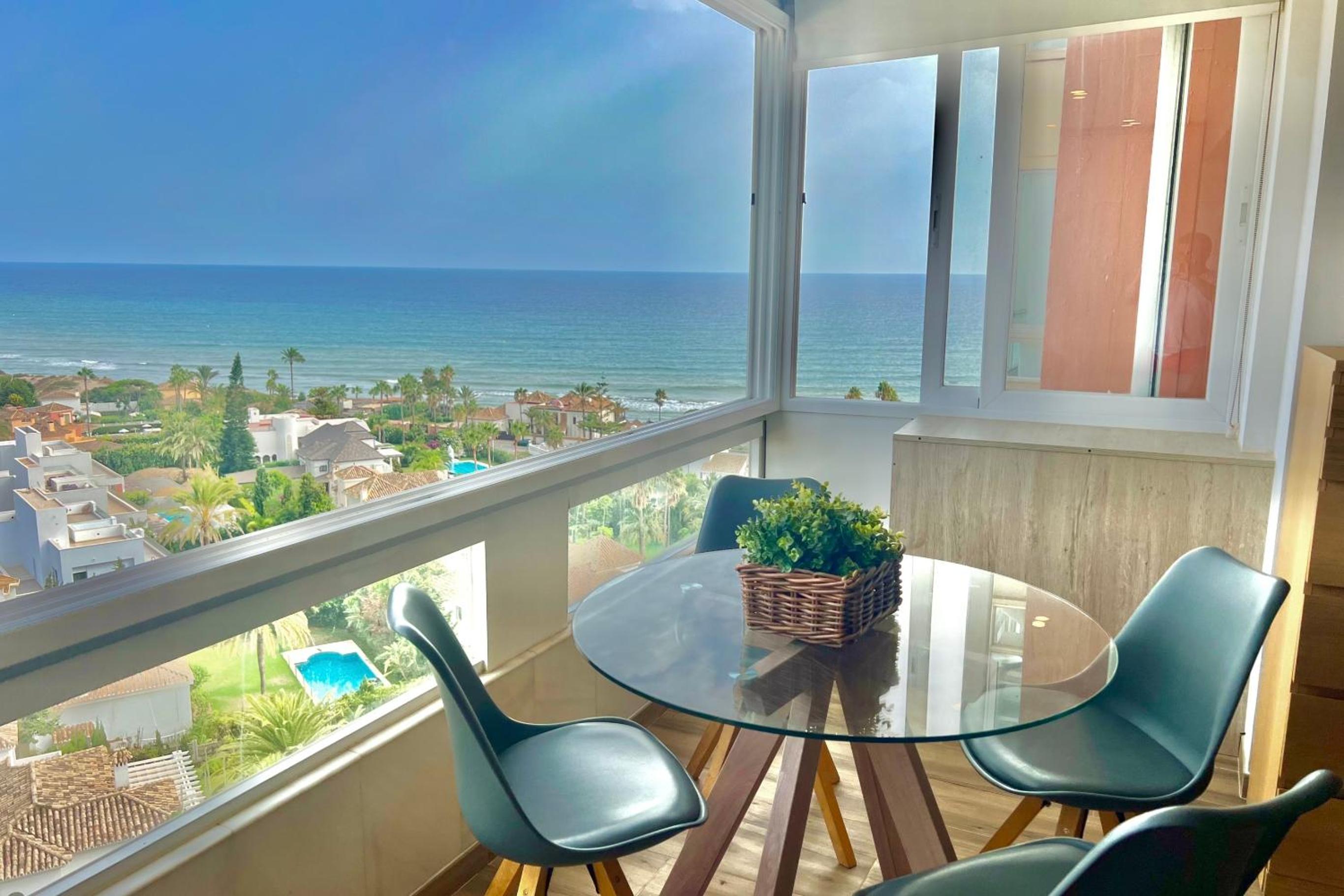MARBELLA BEACHFRONT- Apartamento junto a la playa y con impresionantes vistas al mar