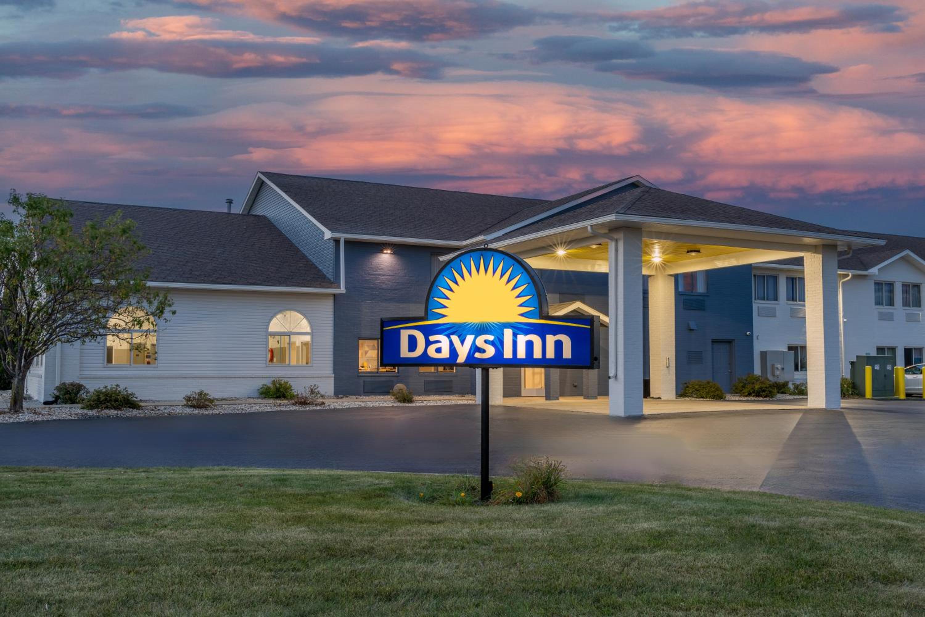 Milwaukee Vacations - Days Inn by Wyndham Racine/Sturtevant - Property Image 1