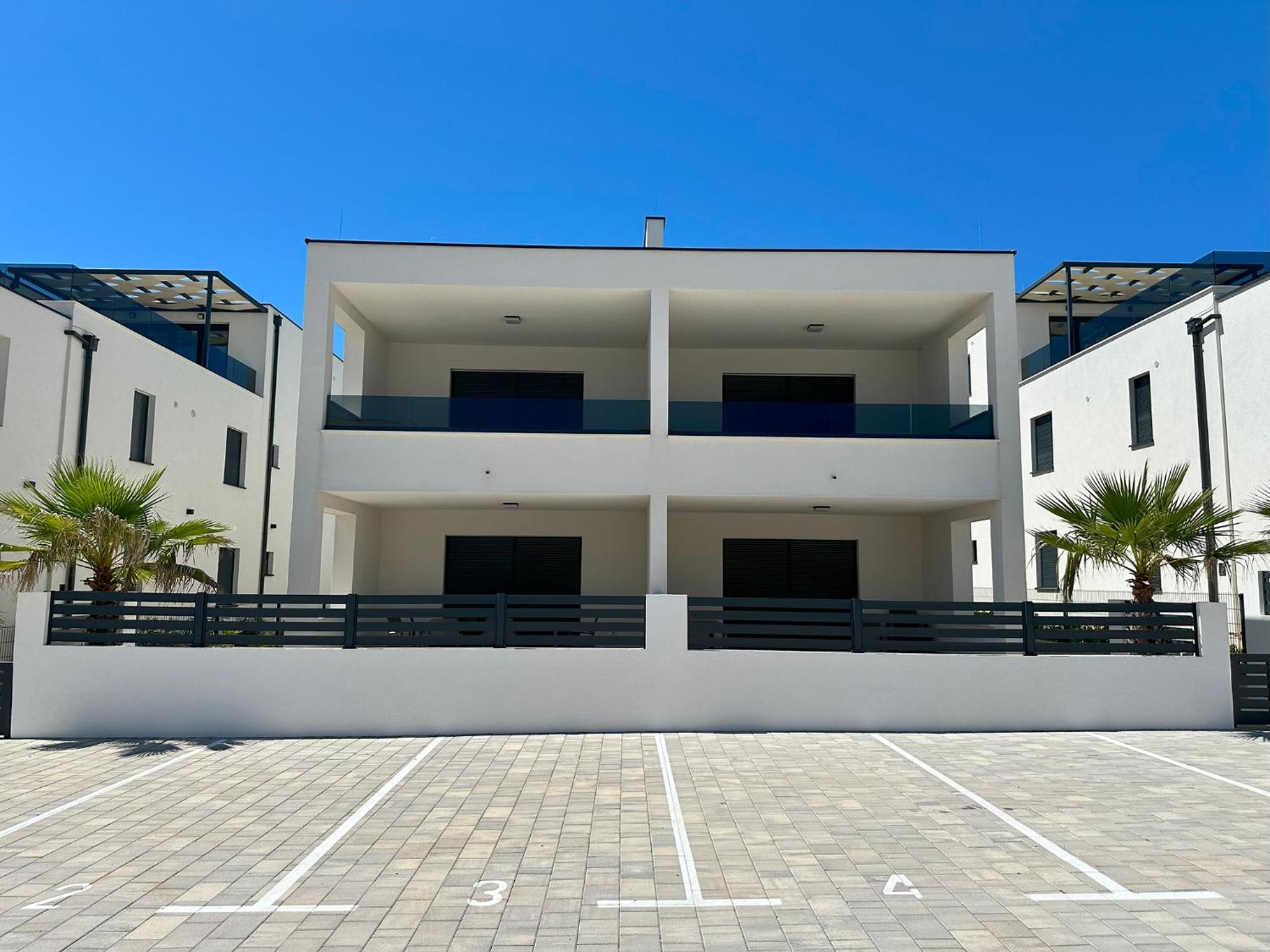 Beautiful new PalmTree Apartments II view 2