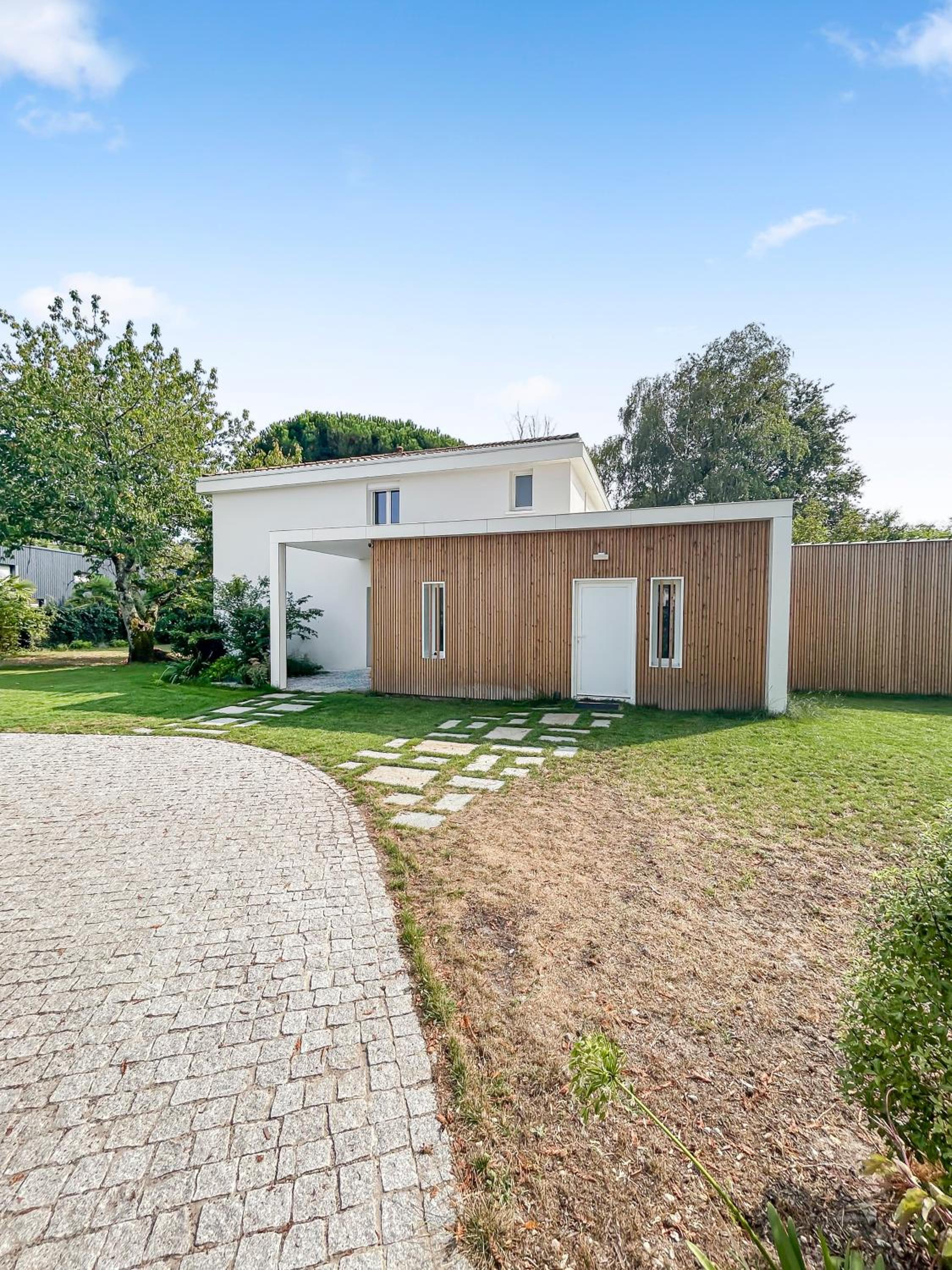 Villa calme avec piscine et spa à Mérignac Proche hôpital tram et parc d activité