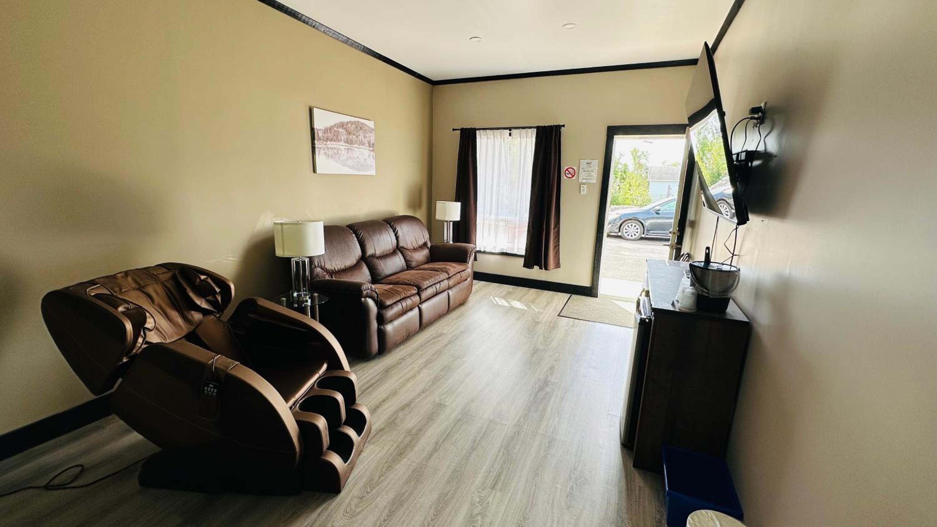Motel 7 Inn & Suites