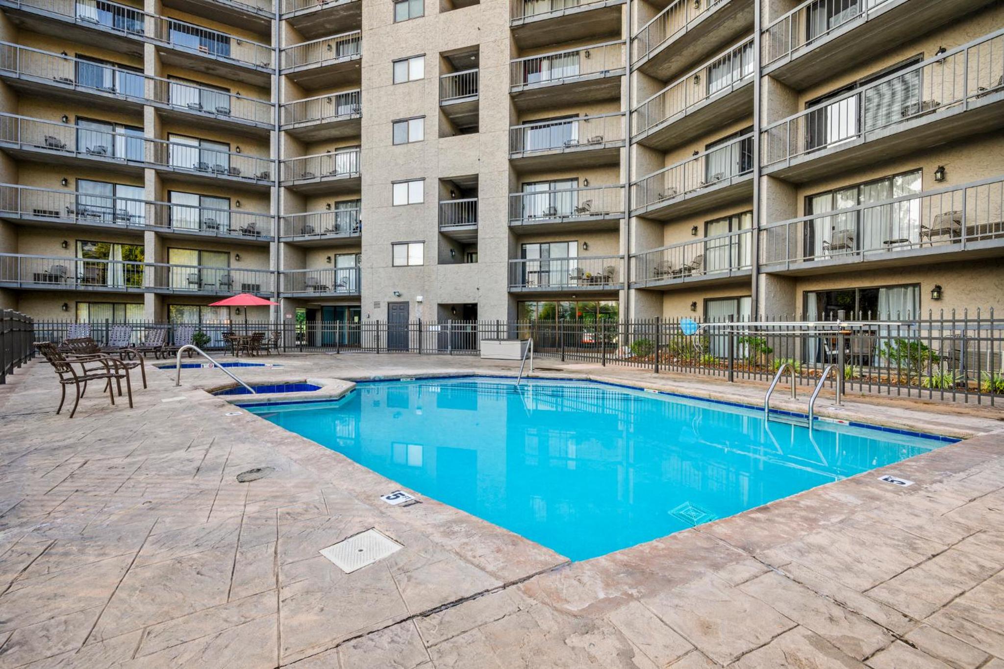 Stylish 1BR Free Attraction Tix Views! view 2