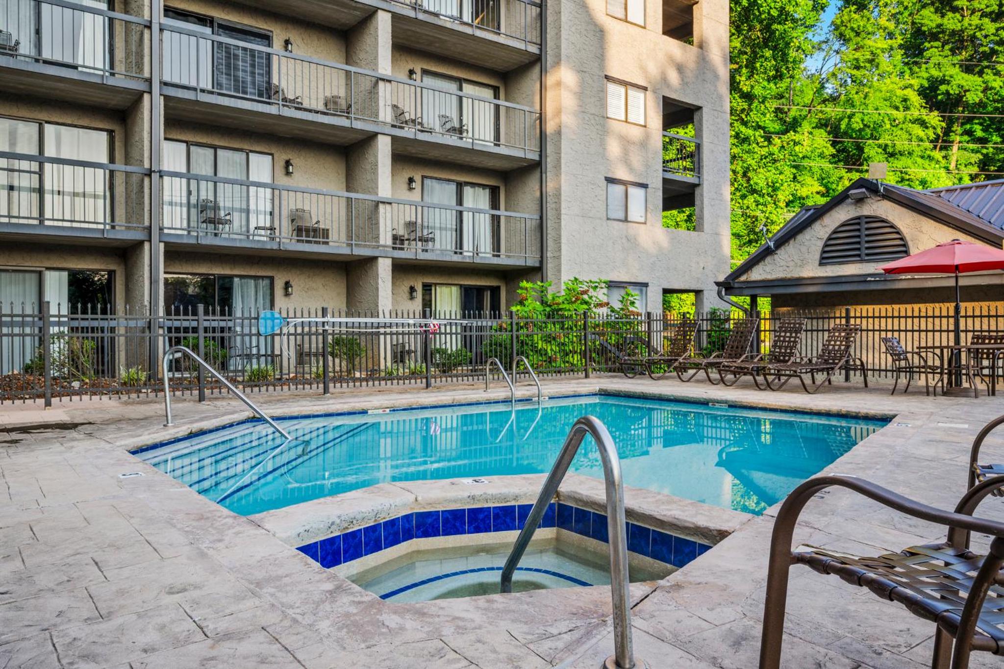 Stylish 1BR Free Attraction Tix Views! view 3