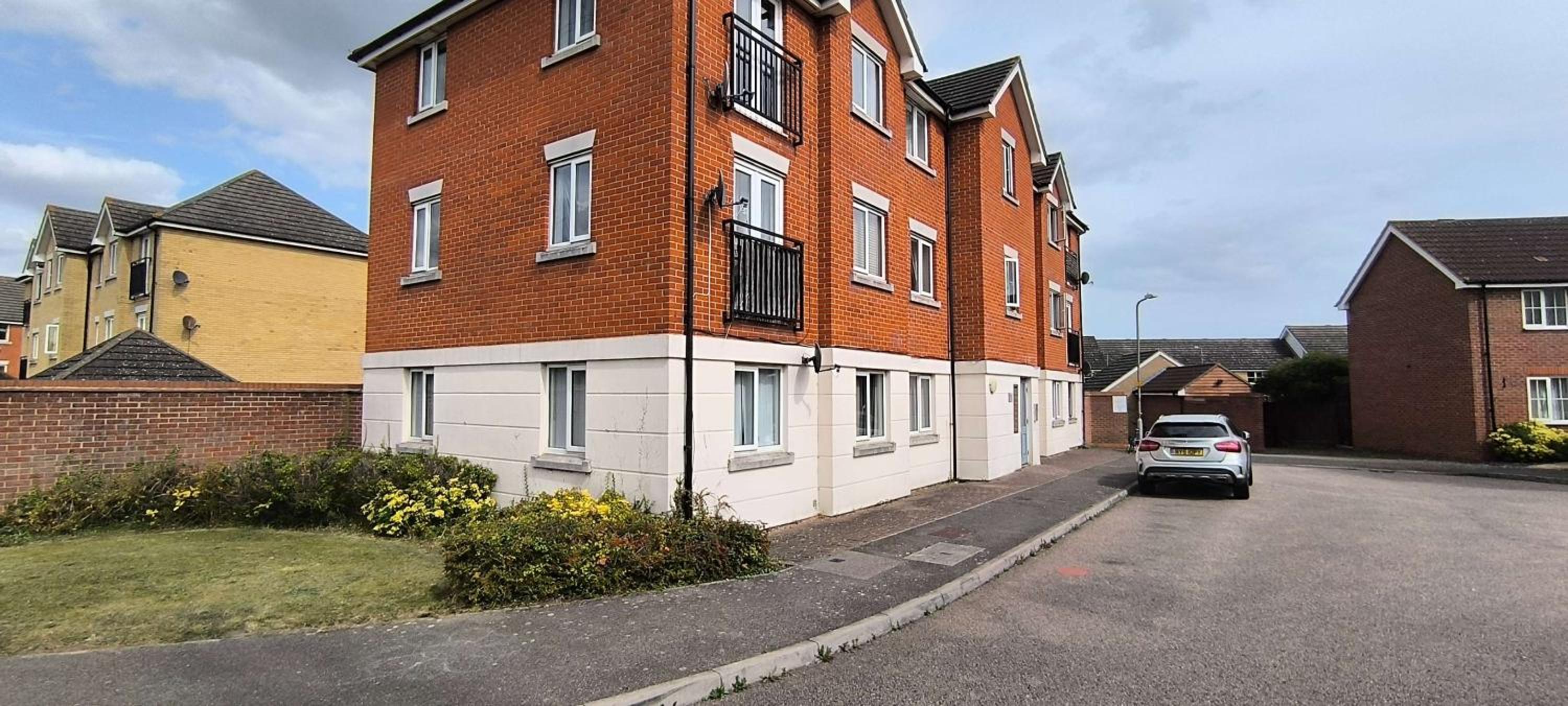 Stunning 3-Bed Apt, near Lakeside Mall, Fast WIFI, PARKING, Chafford STATION view 5