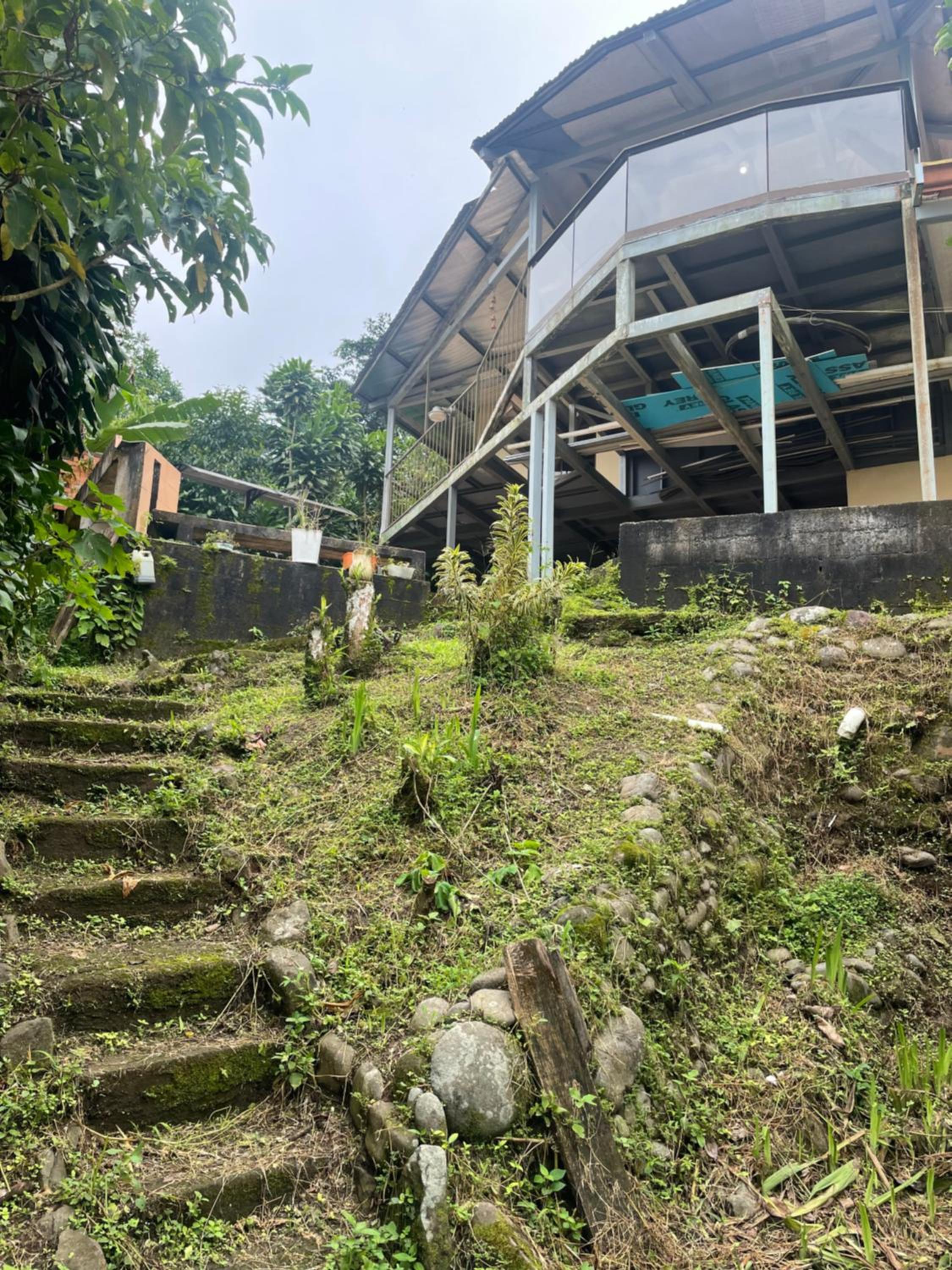 Casa de montaña con vista al océano pacífico