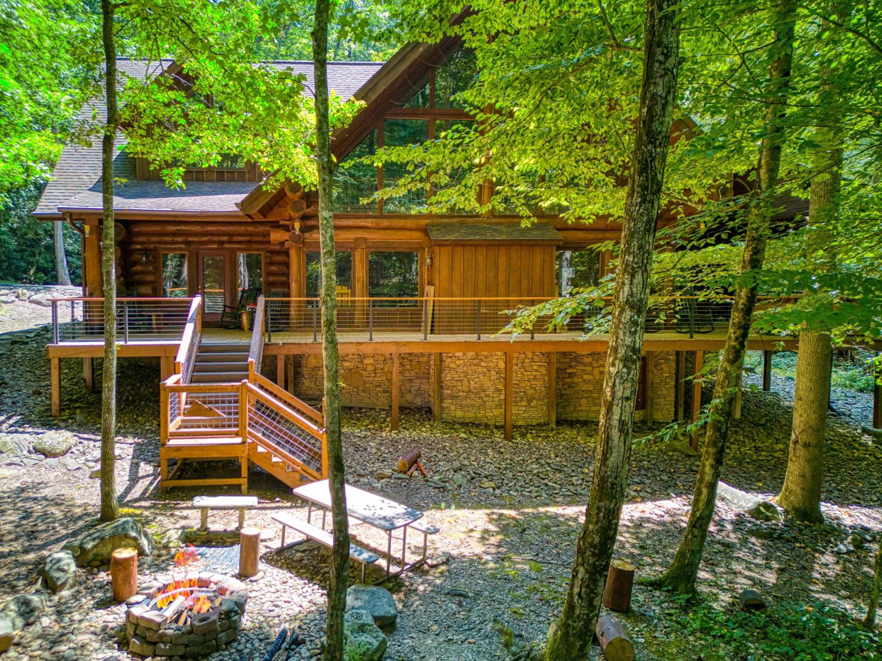 Rippling Stream, Hot Tub, Game Room, 5 Star, Fire Pit, Free Attraction Tickets, Secluded!!!