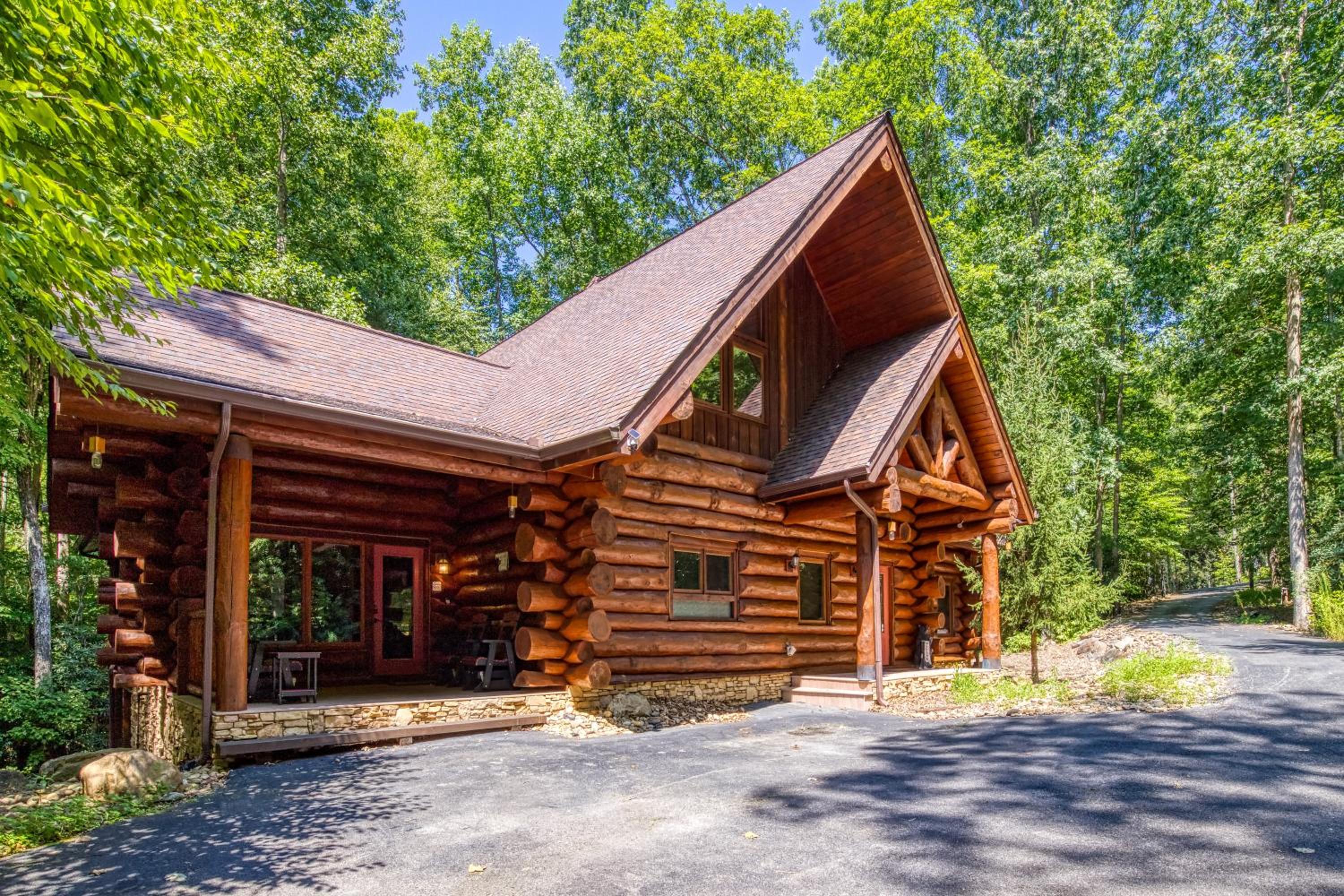 Rippling Stream, Hot Tub, Game Room, 5 Star, Fire Pit, Free Attraction Tickets, Secluded!!!