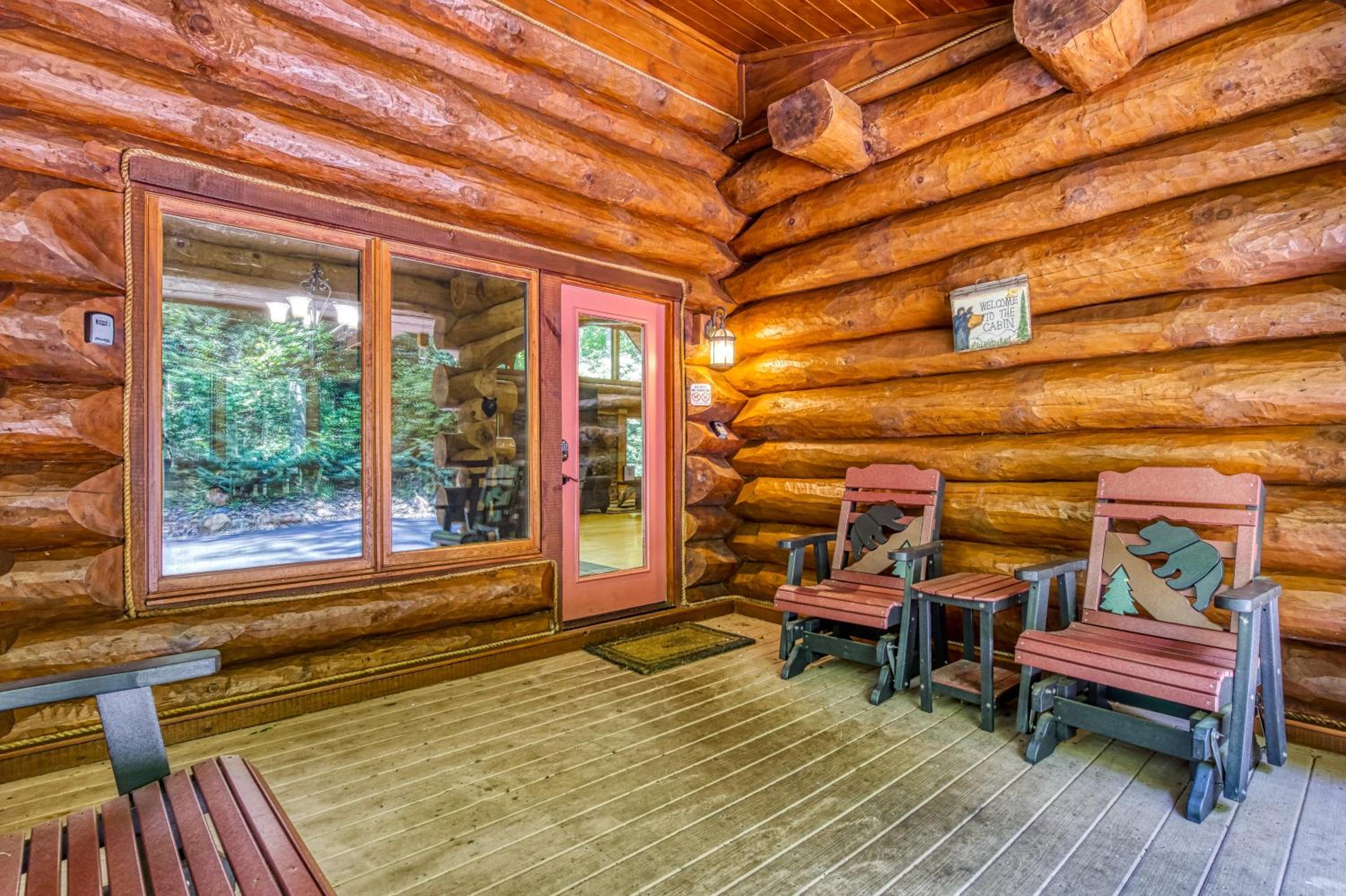 Rippling Stream, Hot Tub, Game Room, 5 Star, Fire Pit, Free Attraction Tickets, Secluded!!!