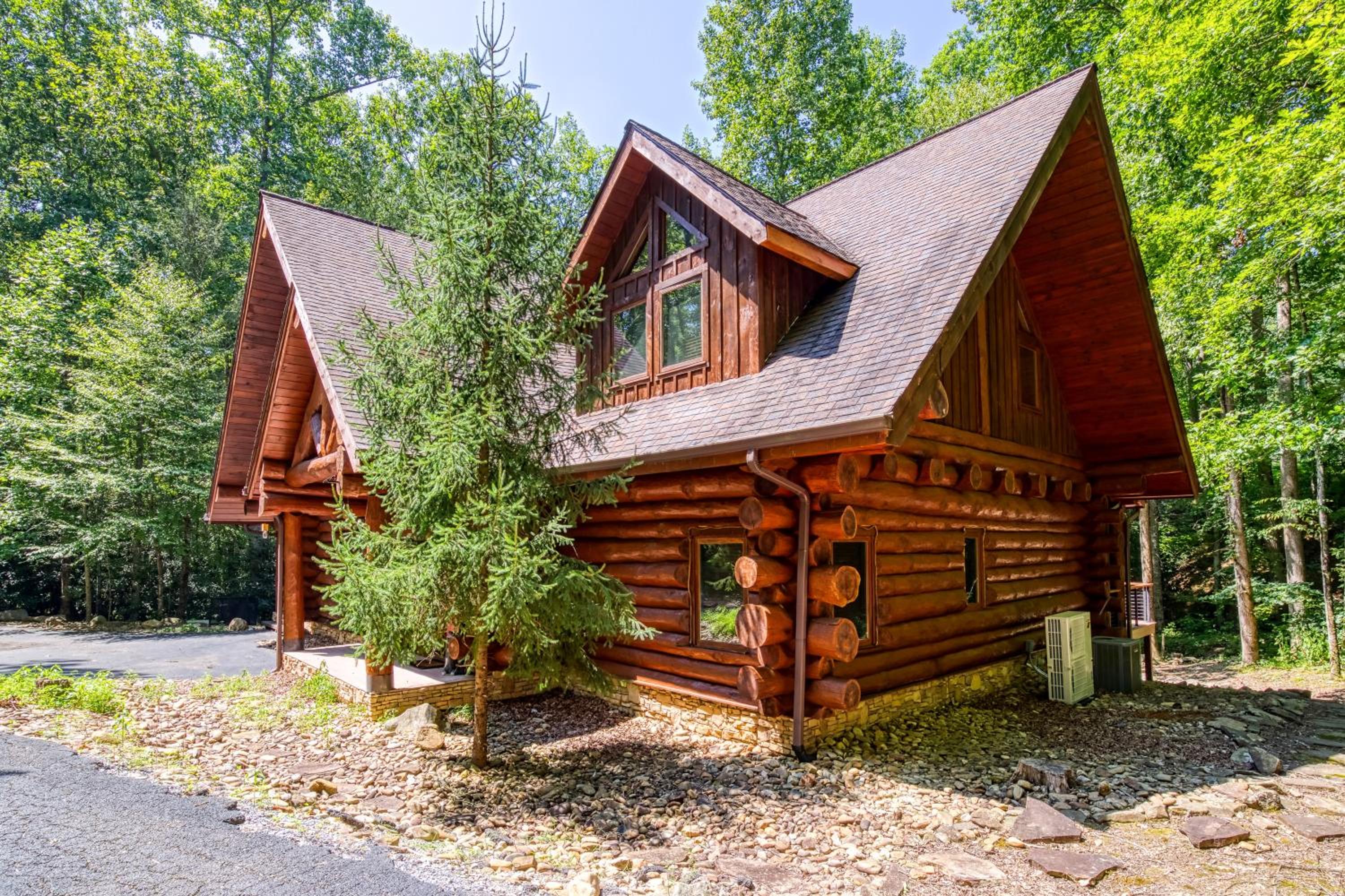 Rippling Stream, Hot Tub, Game Room, 5 Star, Fire Pit, Free Attraction Tickets, Secluded!!!