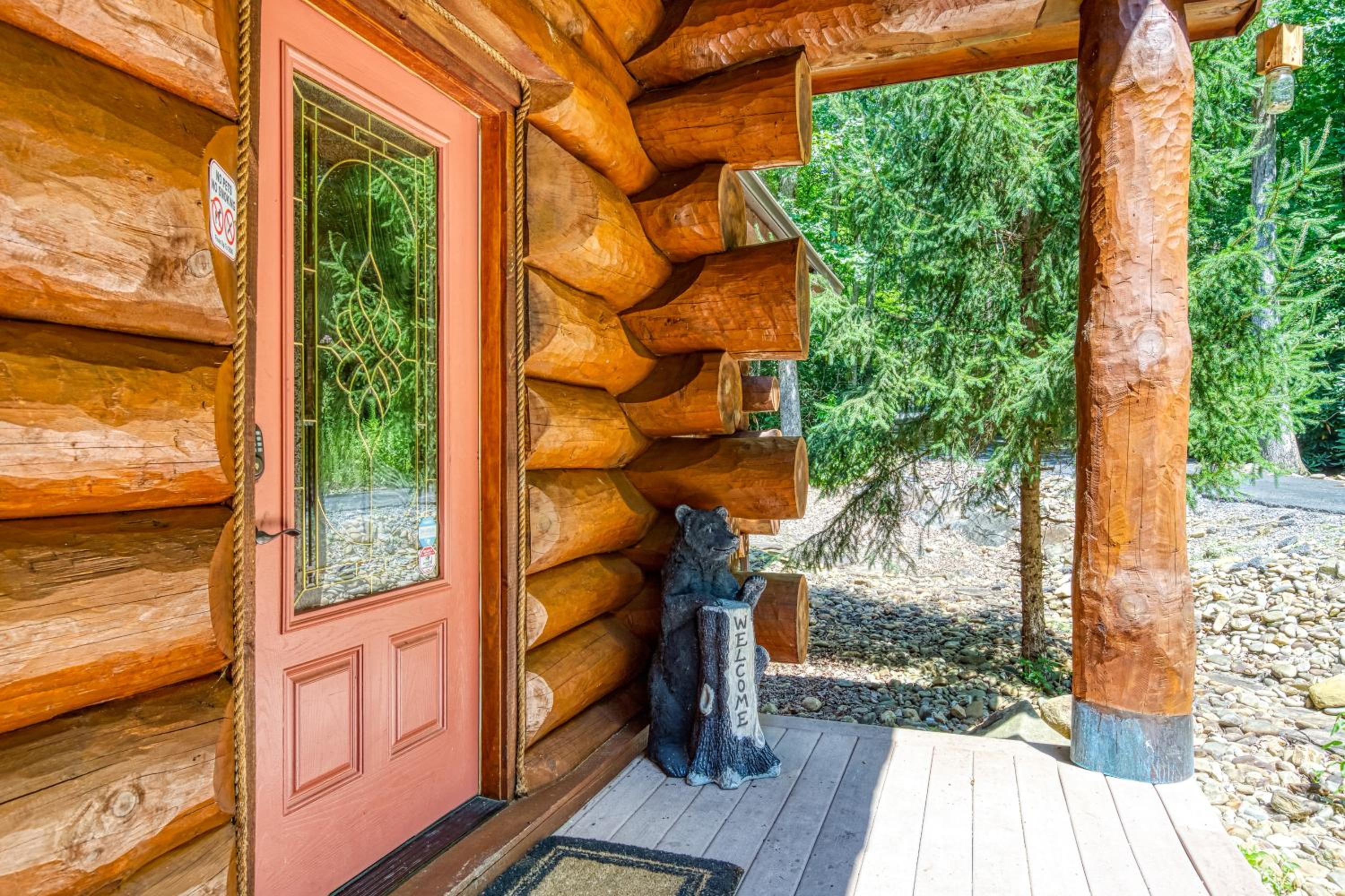 Rippling Stream, Hot Tub, Game Room, 5 Star, Fire Pit, Free Attraction Tickets, Secluded!!!