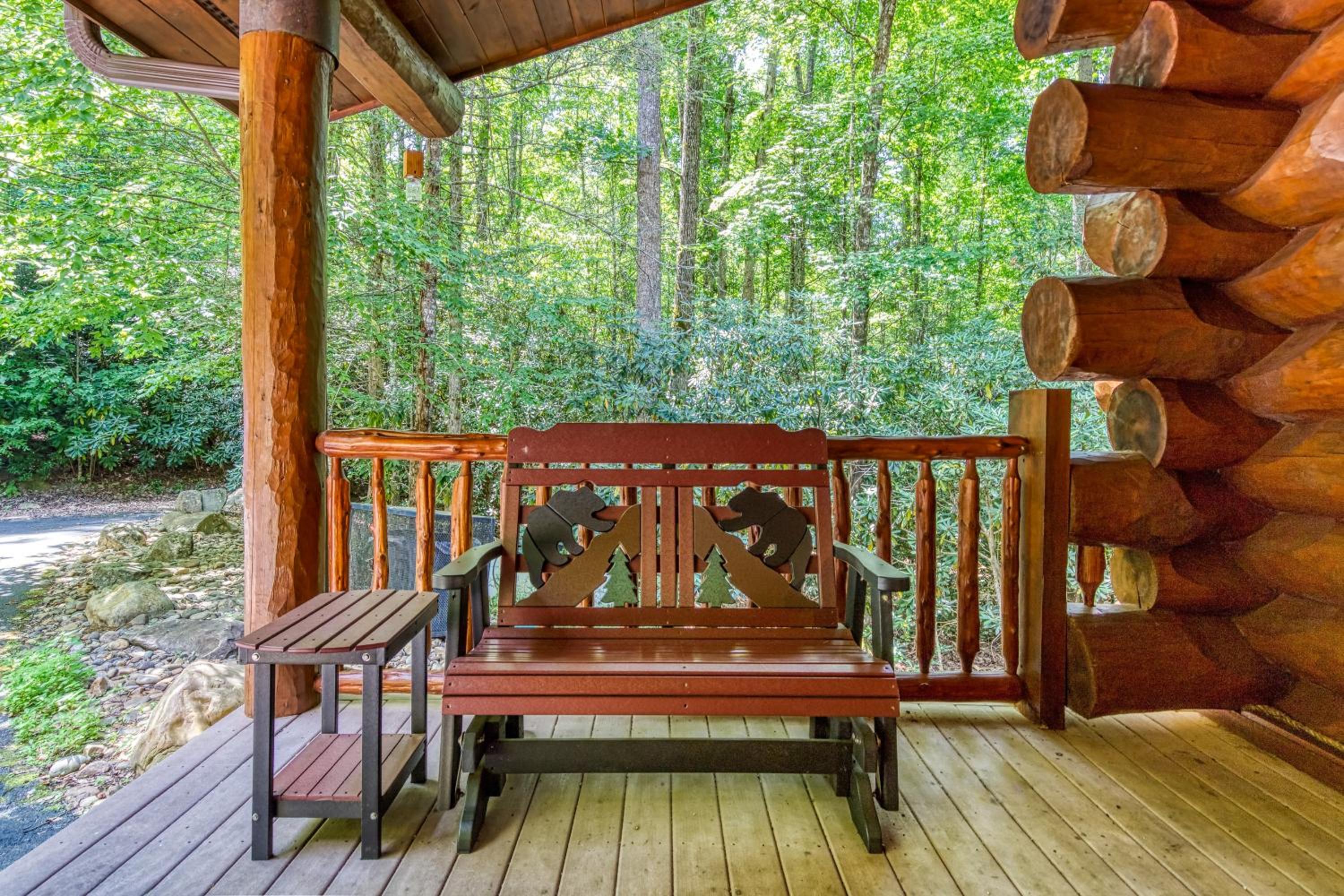 Rippling Stream, Hot Tub, Game Room, 5 Star, Fire Pit, Free Attraction Tickets, Secluded!!!