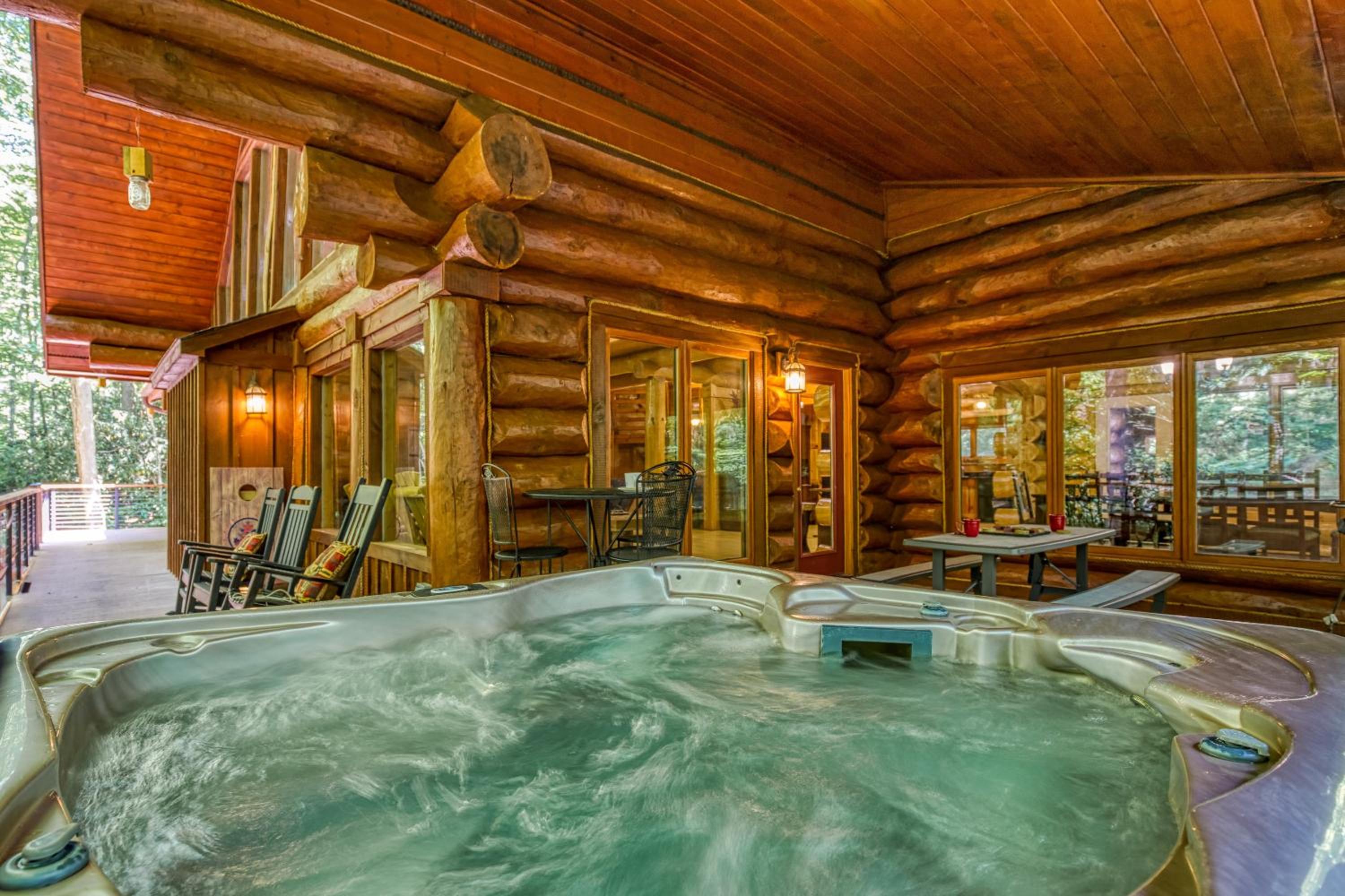 Rippling Stream, Hot Tub, Game Room, 5 Star, Fire Pit, Free Attraction Tickets, Secluded!!!