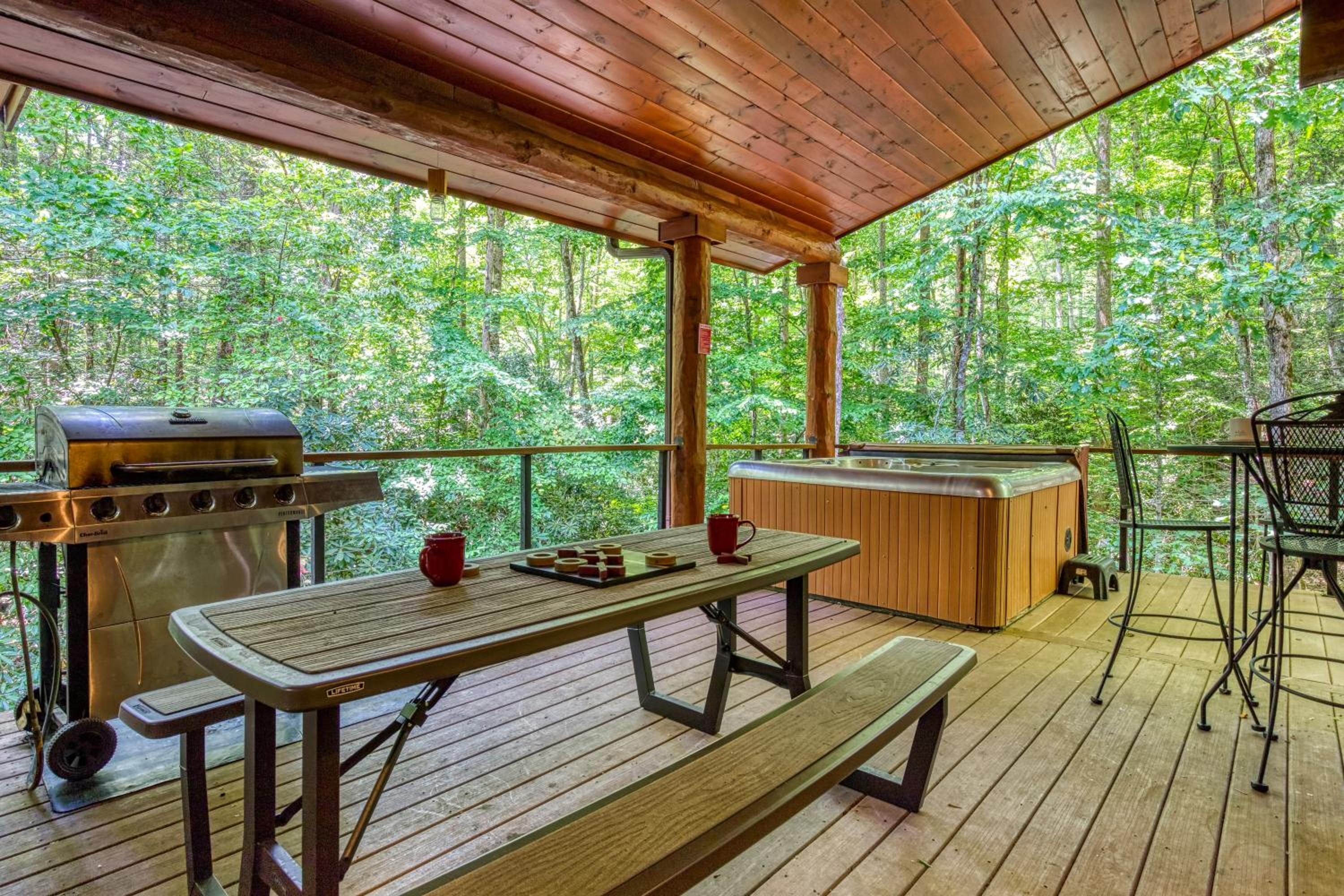 Rippling Stream, Hot Tub, Game Room, 5 Star, Fire Pit, Free Attraction Tickets, Secluded!!!