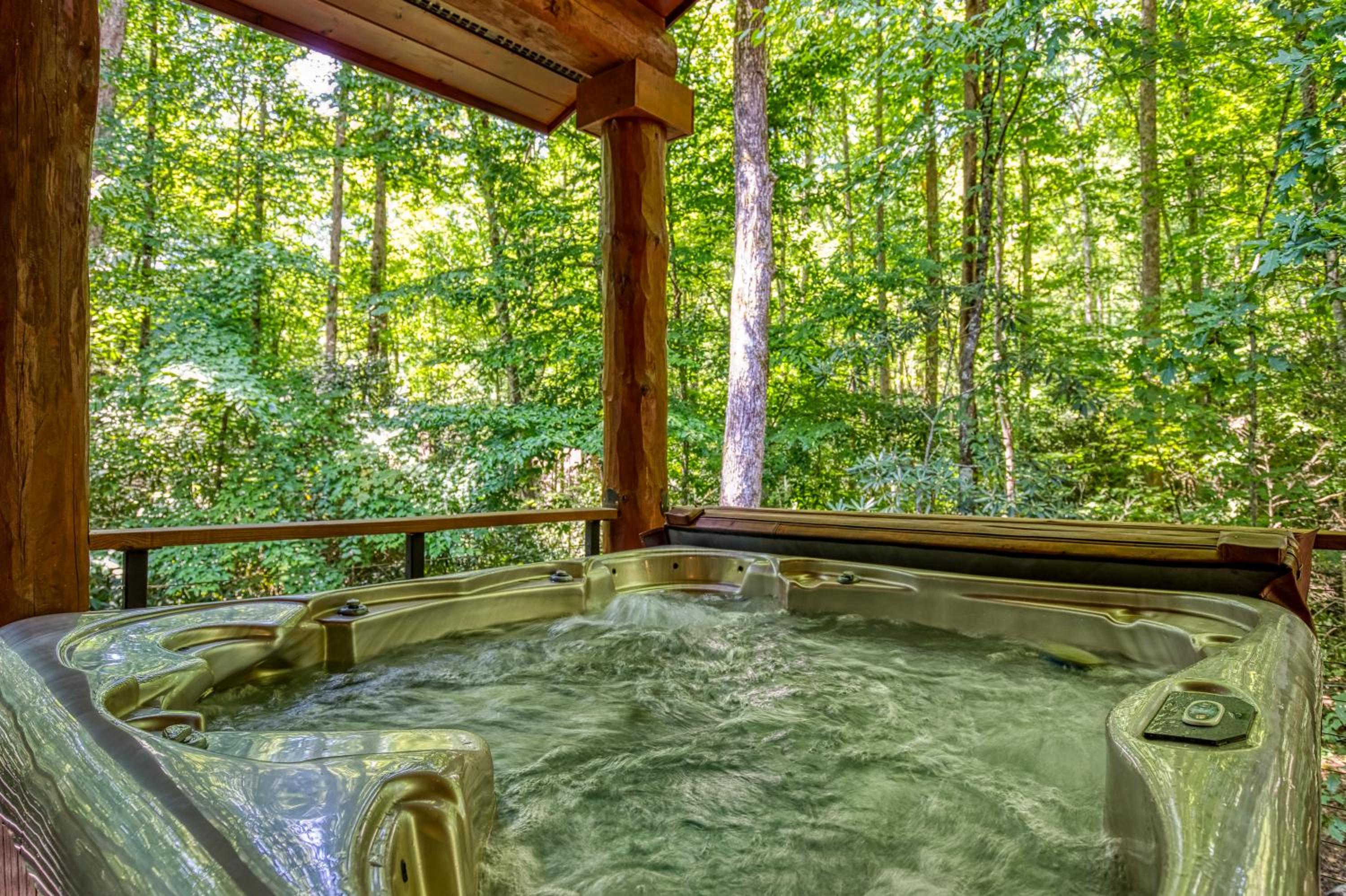 Rippling Stream, Hot Tub, Game Room, 5 Star, Fire Pit, Free Attraction Tickets, Secluded!!!