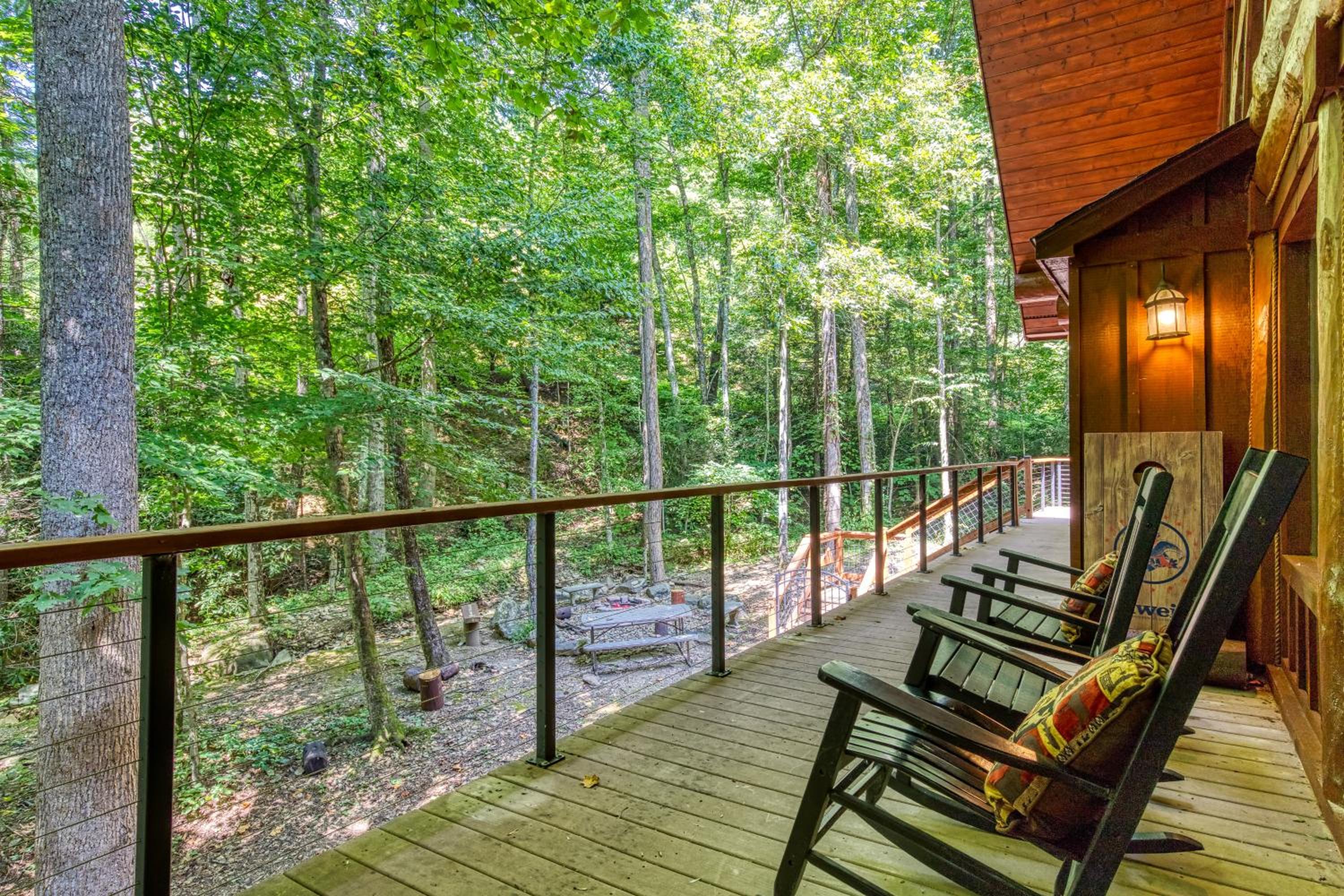 Rippling Stream, Hot Tub, Game Room, 5 Star, Fire Pit, Free Attraction Tickets, Secluded!!!