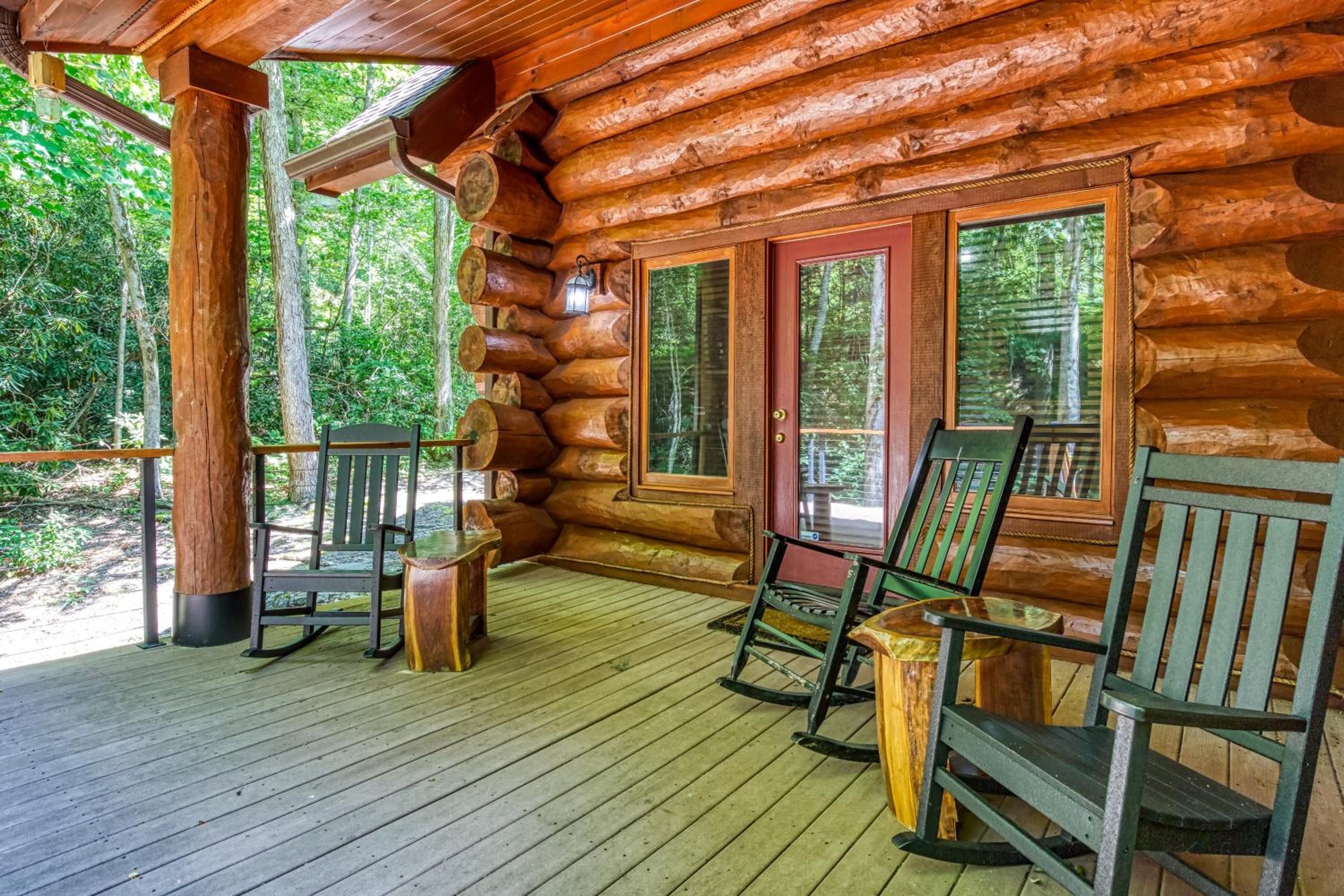 Rippling Stream, Hot Tub, Game Room, 5 Star, Fire Pit, Free Attraction Tickets, Secluded!!!
