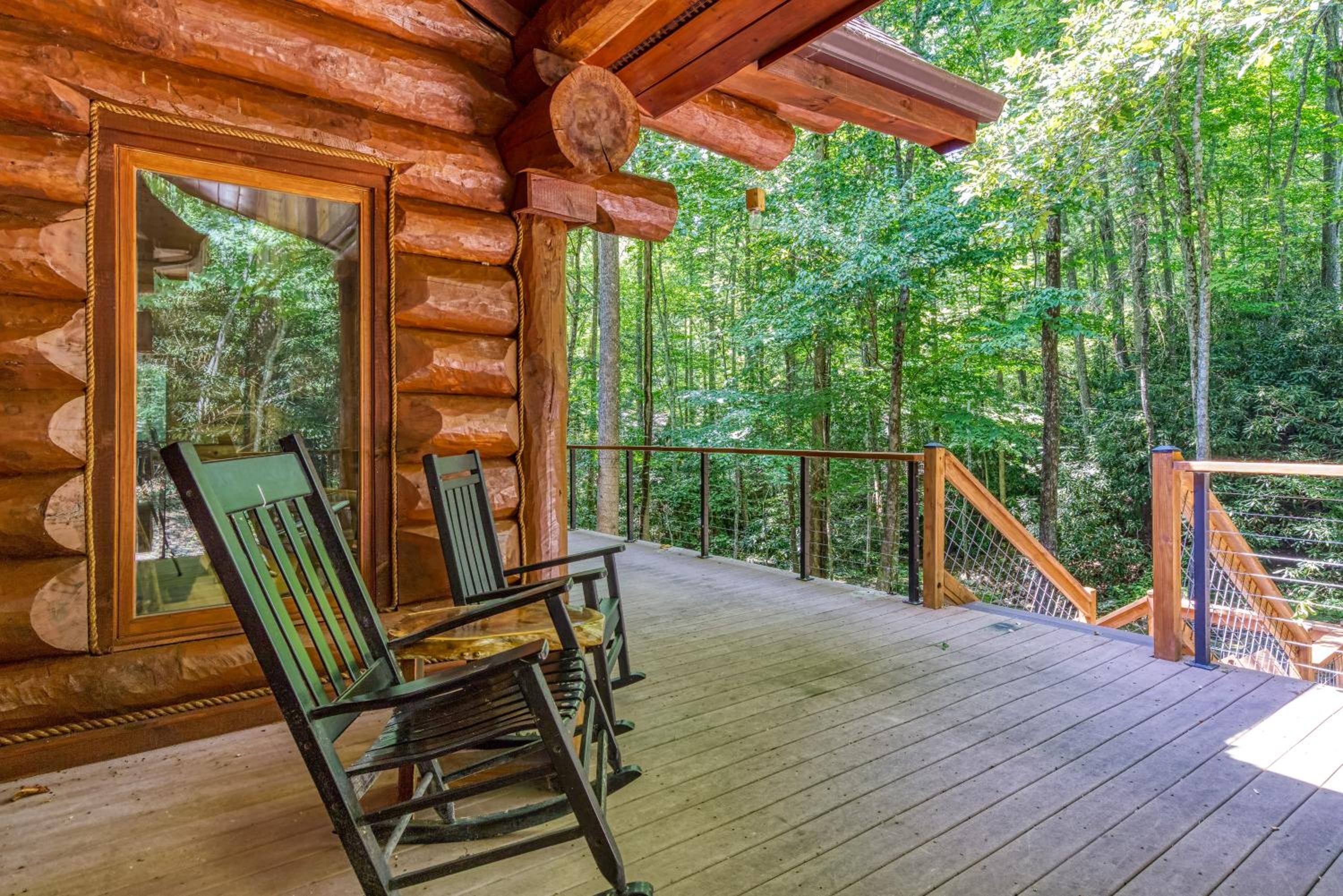 Rippling Stream, Hot Tub, Game Room, 5 Star, Fire Pit, Free Attraction Tickets, Secluded!!!