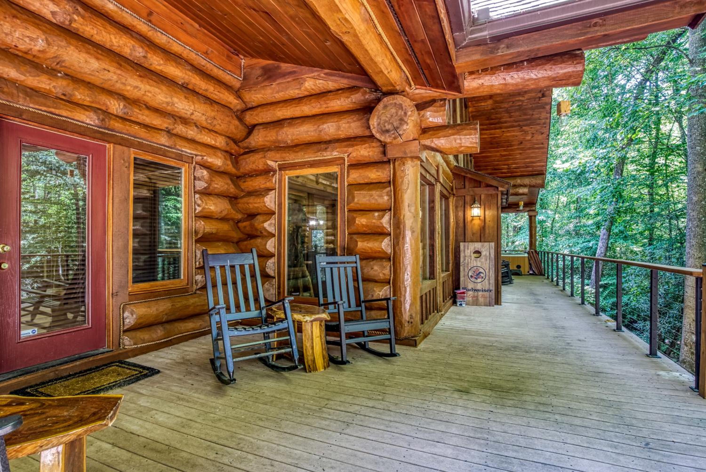 Rippling Stream, Hot Tub, Game Room, 5 Star, Fire Pit, Free Attraction Tickets, Secluded!!!
