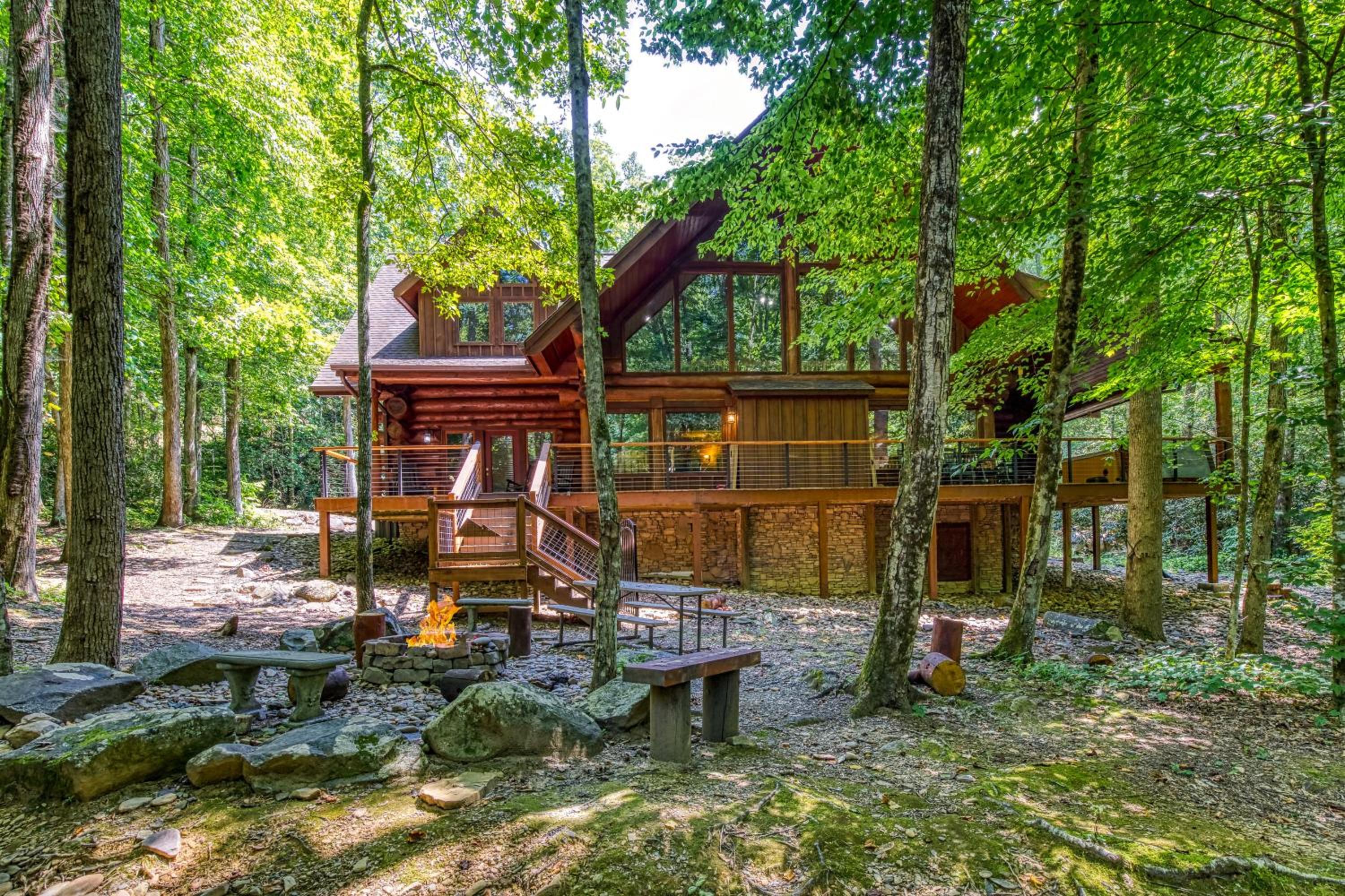 Rippling Stream, Hot Tub, Game Room, 5 Star, Fire Pit, Free Attraction Tickets, Secluded!!!