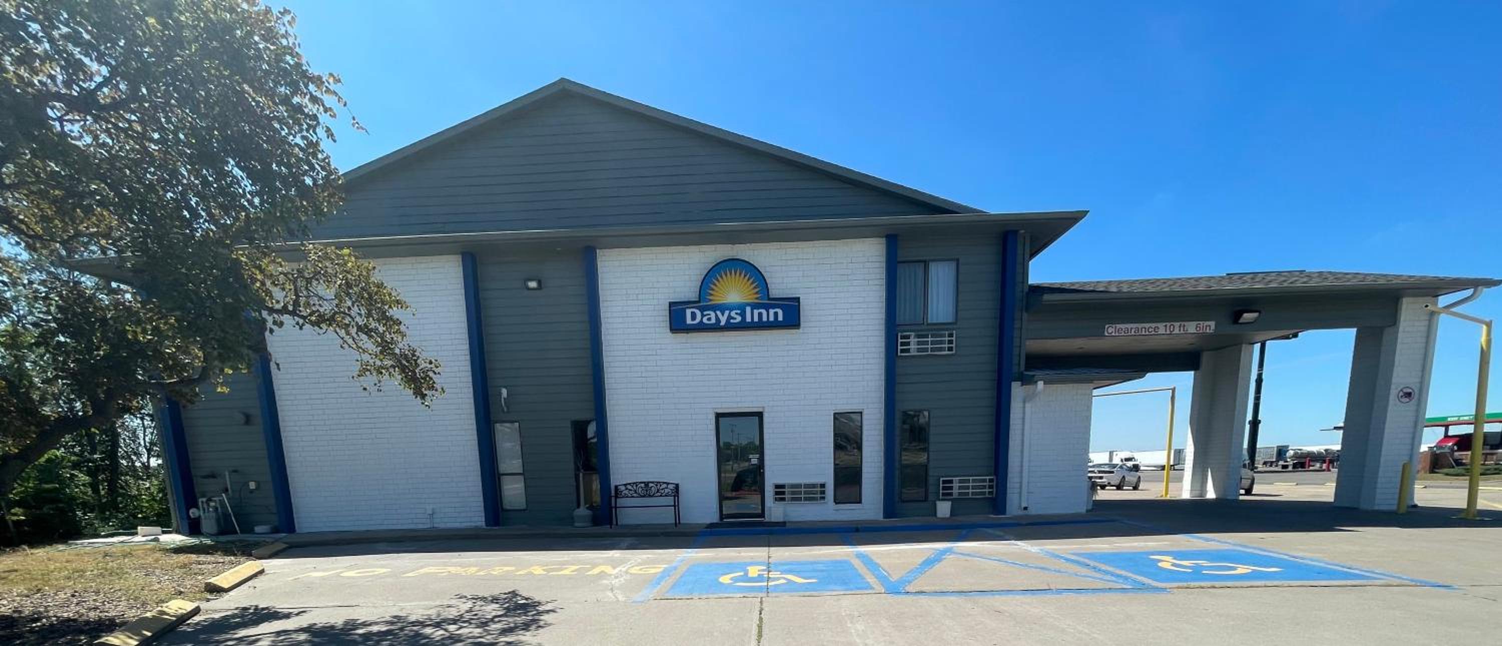 Hotel Days Inn by Wyndham Salina I-70 - Image 1