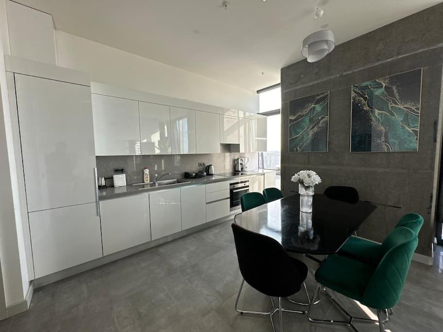 Elegant 2 bedroom apt Sinpas queen gym pools