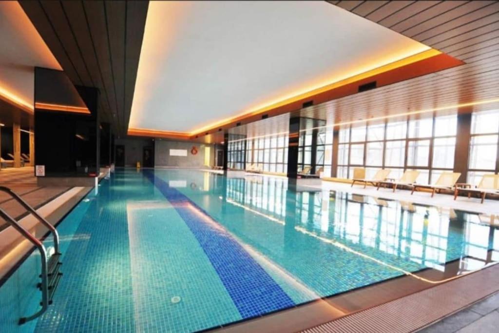 Elegant 2 bedroom apt Sinpas queen gym pools