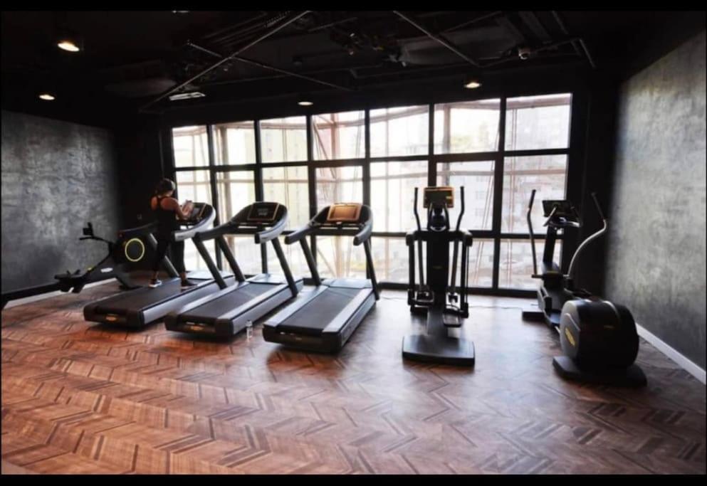 Elegant 2 bedroom apt Sinpas queen gym pools