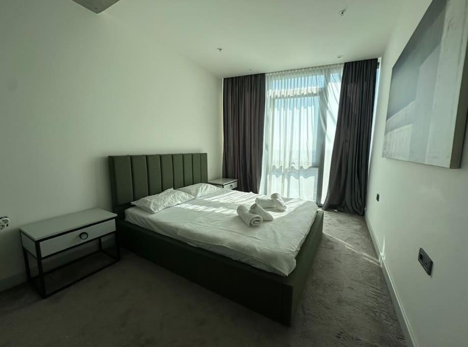 Luxury apt in the 40 plus floor