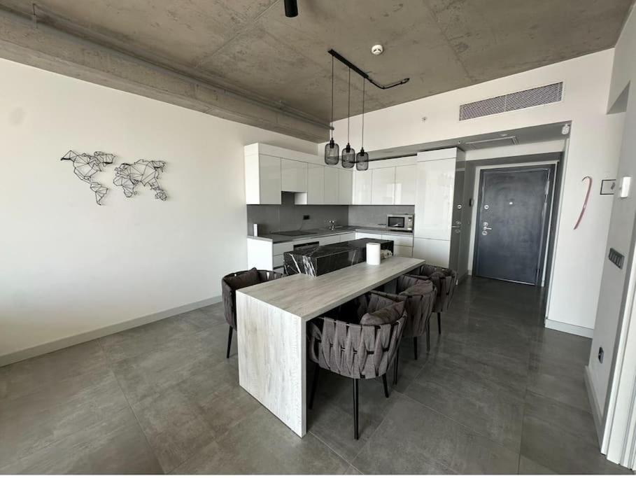 Luxury apt in the 40 plus floor