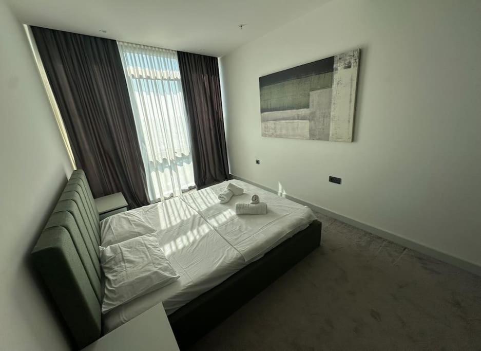 Luxury apt in the 40 plus floor
