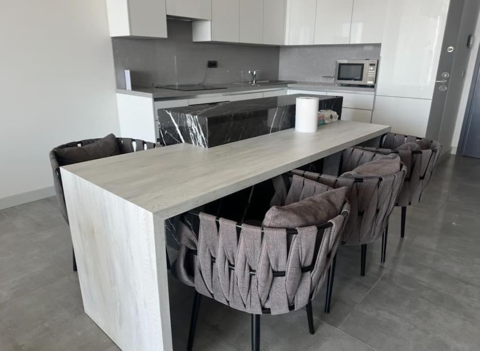 Luxury apt in the 40 plus floor