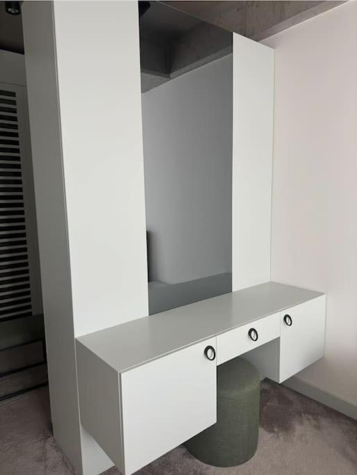 Luxury apt in the 40 plus floor