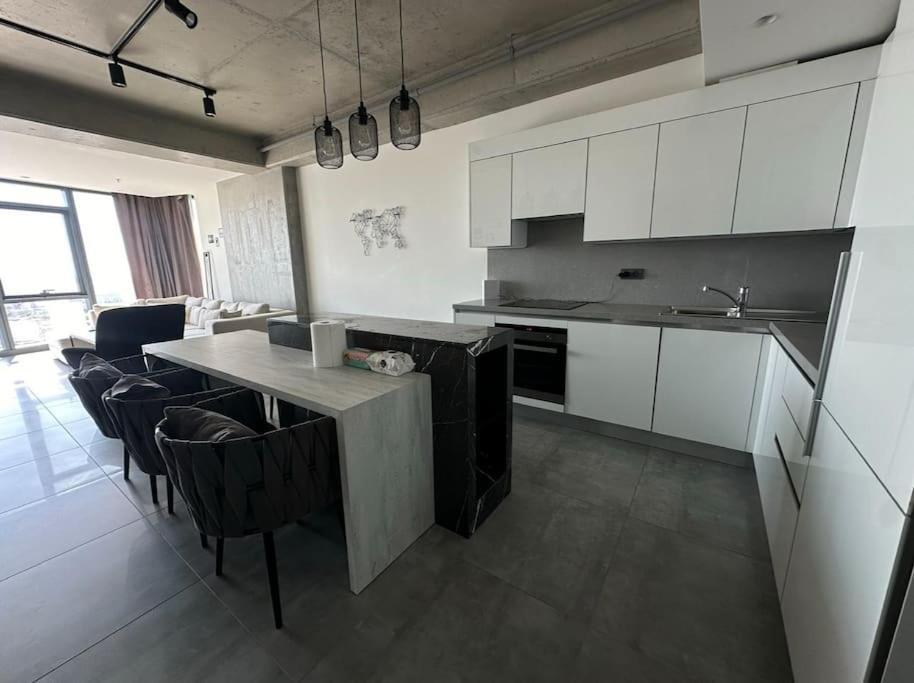 Luxury apt in the 40 plus floor