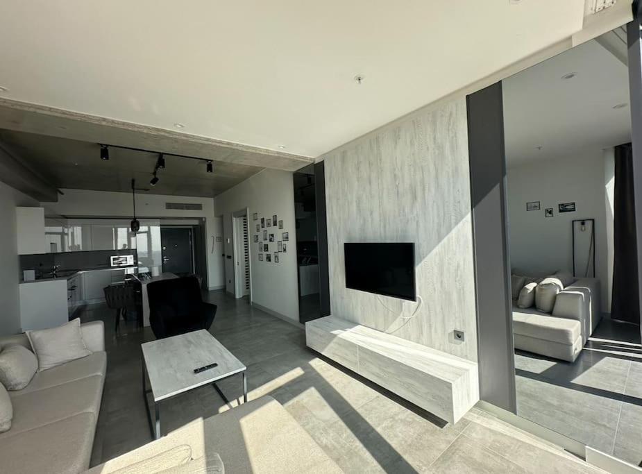 Luxury apt in the 40 plus floor