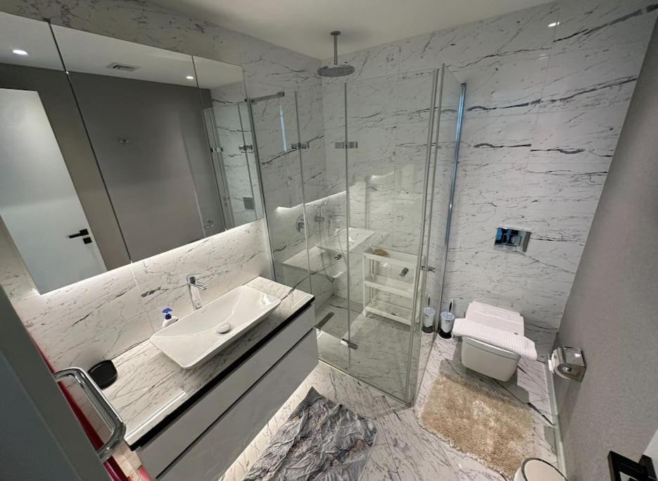 Luxury apt in the 40 plus floor