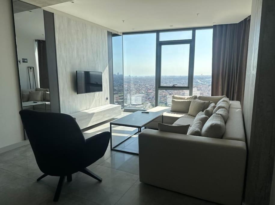 Luxury apt in the 40 plus floor