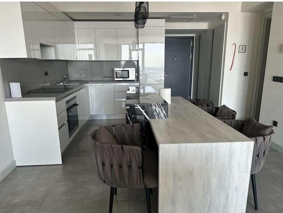 Luxury apt in the 40 plus floor