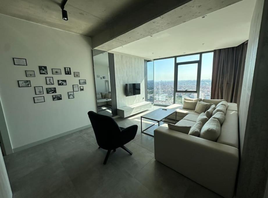 Luxury apt in the 40 plus floor