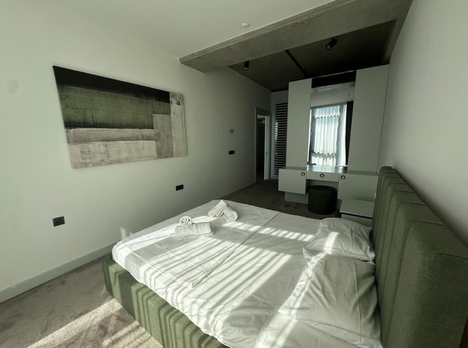Luxury apt in the 40 plus floor