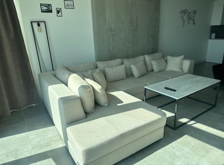 Luxury apt in the 40 plus floor