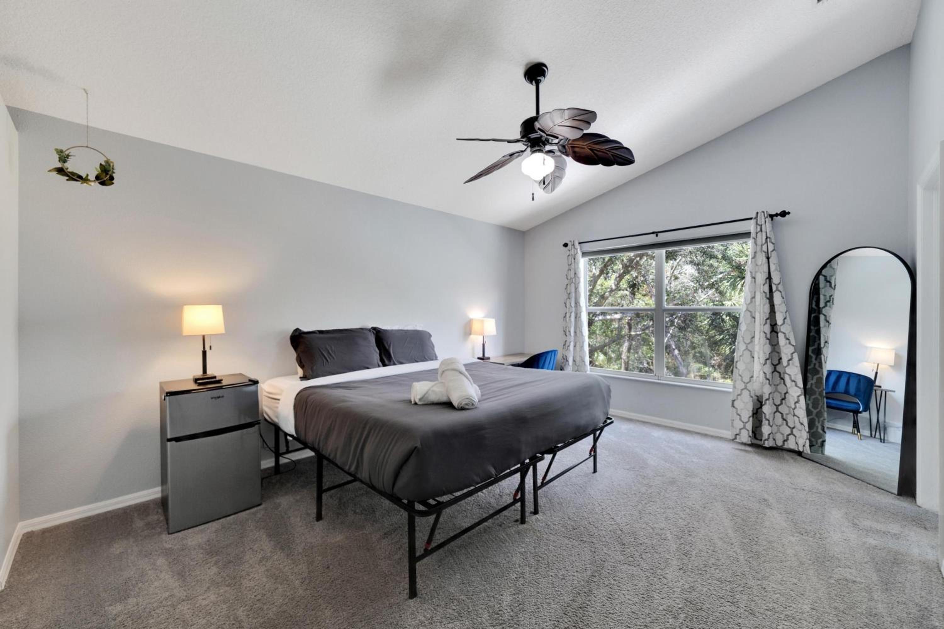 Spacious 3BR Family Home Near Sponge Docks view 3