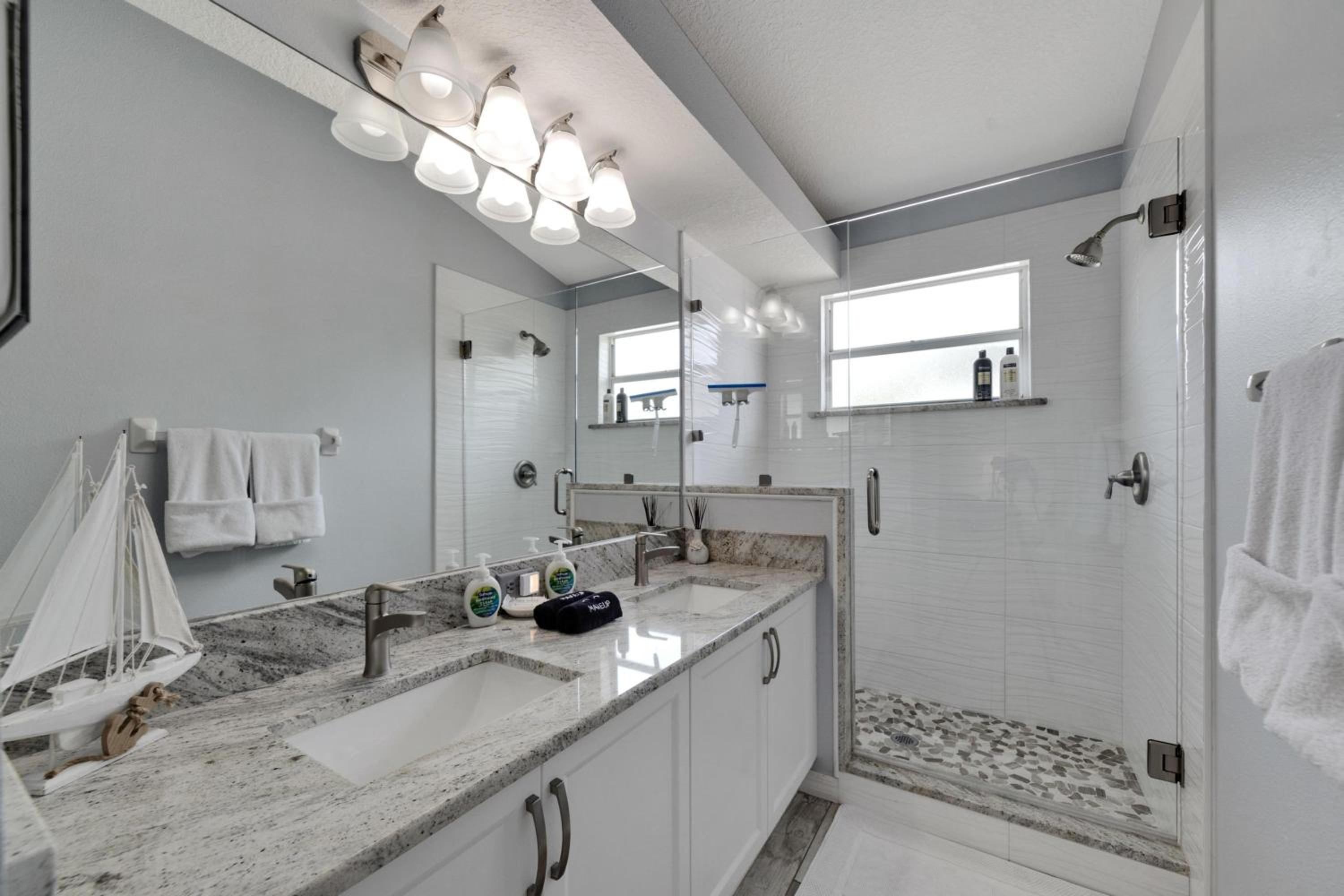 Spacious 3BR Family Home Near Sponge Docks view 4